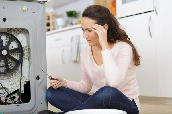 Vrouw Handmatig Uitziende Wasmachine Probleem — Stockfoto