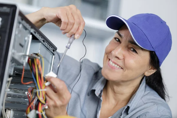 Mature Woman Fix Component Service Center — Stock Photo, Image