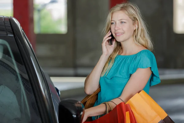 Vrouw Opent Deur Auto — Stockfoto