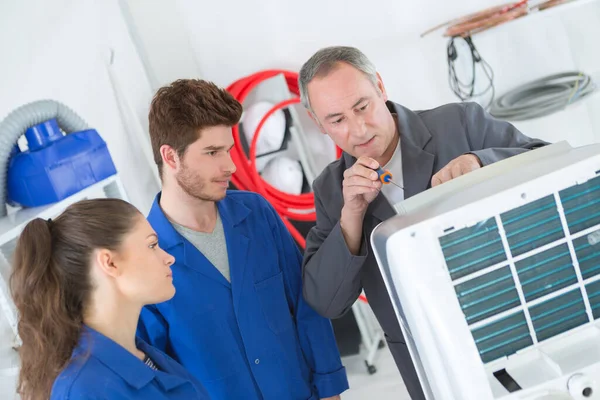 Leerlingen Leren Industriële Airconditioning Repareren — Stockfoto