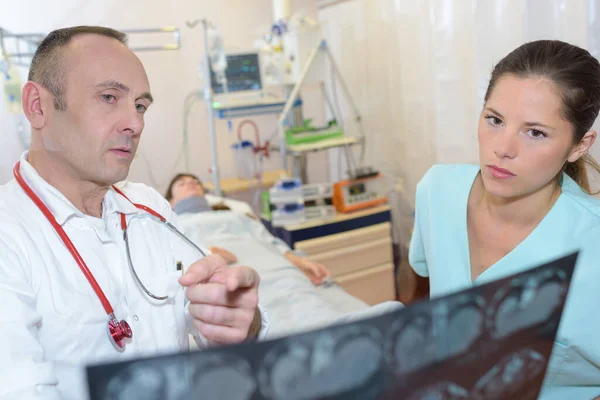 Enfermera Médico Varón Con Rayos Tabletas —  Fotos de Stock