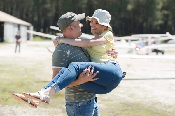 Man Met Een Vrouw Zijn Armen — Stockfoto