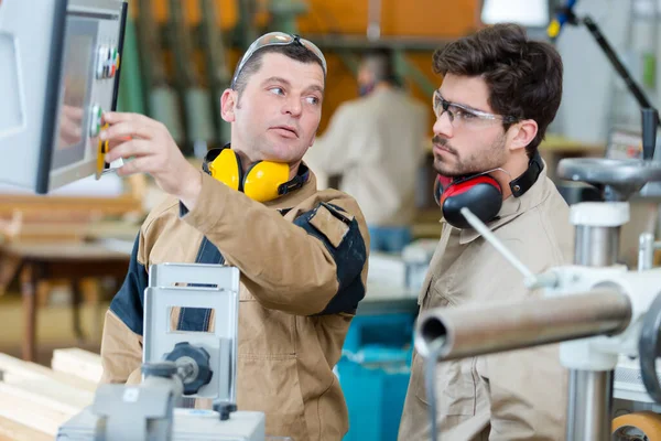 Operaio Che Spiega Controlli Dei Macchinari All Apprendista Fabbrica — Foto Stock