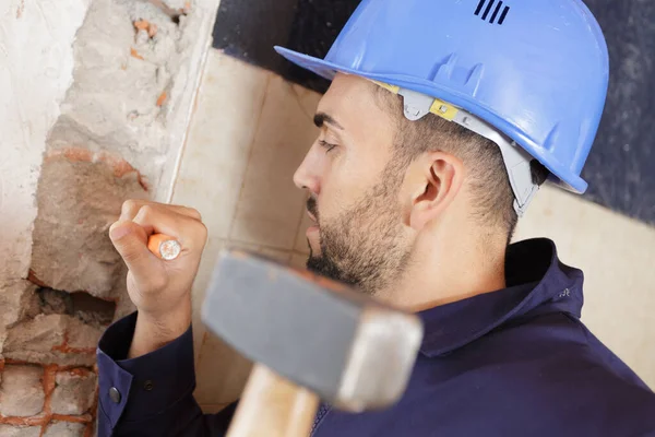 Hombre Constructor Martillando Pared — Foto de Stock