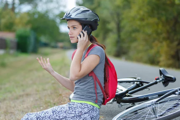 Dziewczyna Która Wypadek Rowerowy Dzwoni Telefon — Zdjęcie stockowe