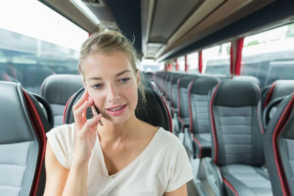 Γυναίκα Μόνη Στο Λεωφορείο Χρησιμοποιώντας Smartphone — Φωτογραφία Αρχείου