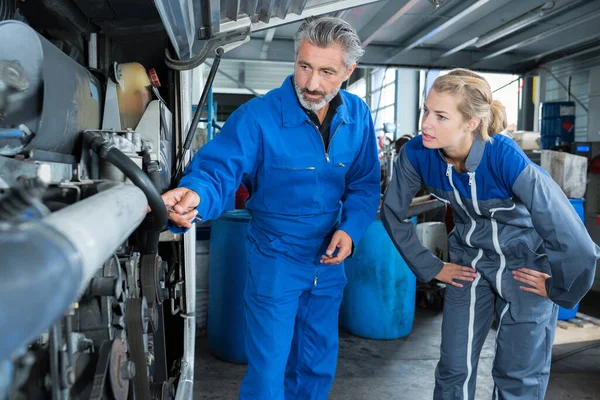 Mechanikerin Zeigt Kollegin Die Arbeit Einem Industriemotor — Stockfoto