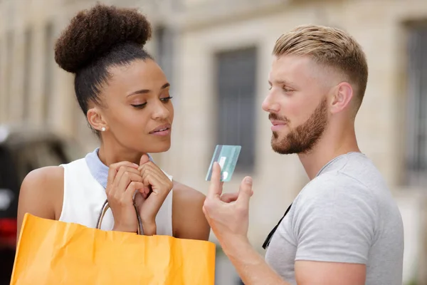 Uomo Che Carta Credito Alla Sua Ragazza — Foto Stock