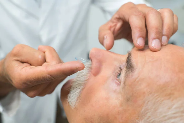 Arzt Setzt Patient Kontaktlinsen — Stockfoto