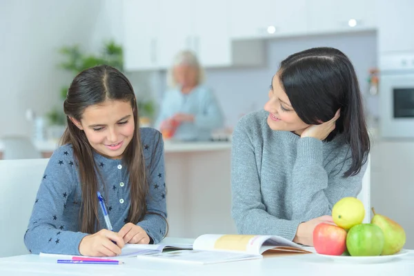 Menina Fazendo Lição Casa Com Mãe — Fotografia de Stock