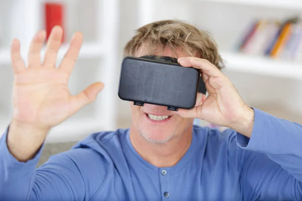 Zralý Muž Zažívající Virtuální Realitu — Stock fotografie