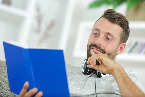 Uomo Sta Leggendo Libro Sul Divano — Foto Stock