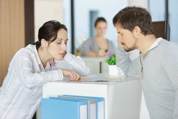 Man Bij Hotelreceptie Wordt Geadviseerd — Stockfoto