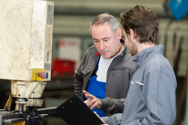 Ingegnere Mostrando Apprendista Come Utilizzare Macchina Utensile Cnc — Foto Stock