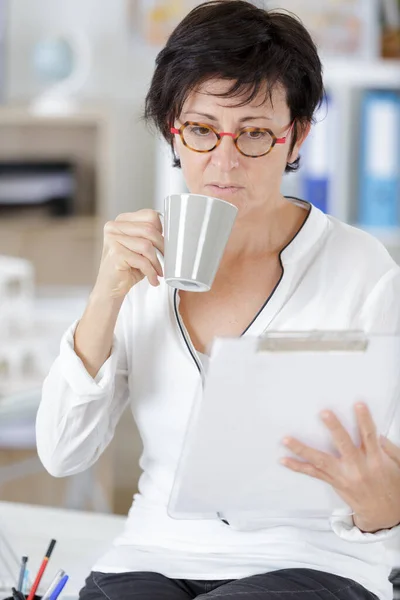 Kvinna Som Håller Urklipp Och Kaffekopp — Stockfoto