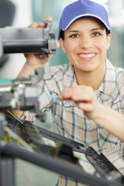 Mujer Feliz Fijación Una Fotocopiadora Durante Mantenimiento —  Fotos de Stock