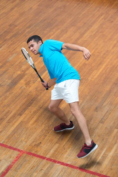 Joven Hombre Que Abalanza Para Pelota Durante Juego Tenis Indoor — Foto de Stock