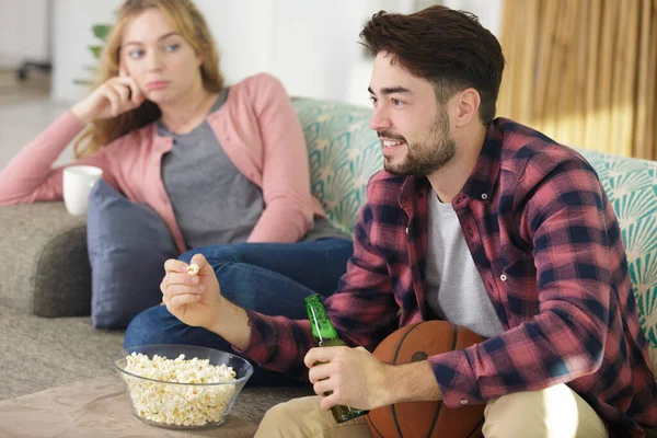 Mladý Pohledný Muž Těší Volný Čas Sledování Televize Popcornem — Stock fotografie