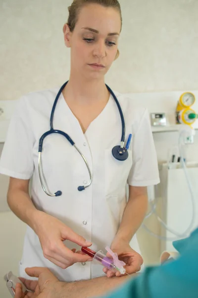 Enfermera Tomando Alguna Muestra Sangre — Foto de Stock