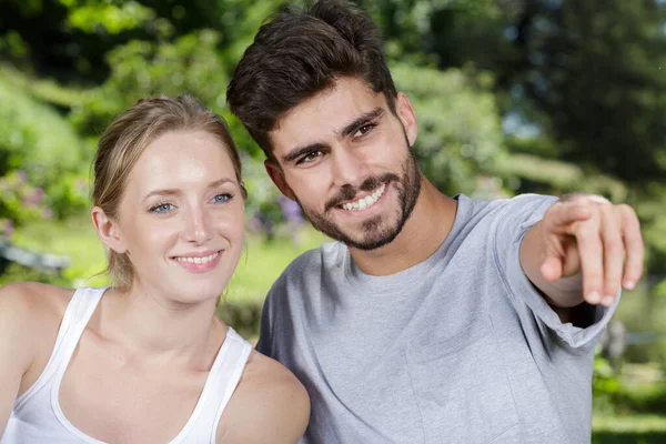 Sorrindo Casal Apontando Para Longe Fundo Branco — Fotografia de Stock