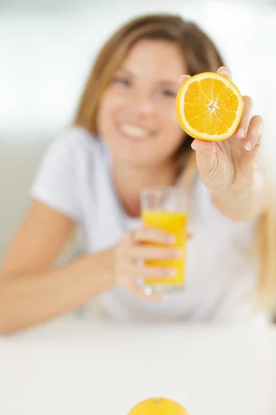 Mujer Feliz Mostrando Naranjas Cámara — Foto de Stock