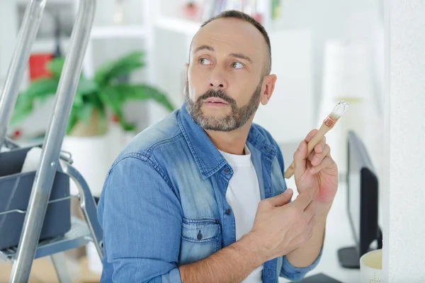 Hombre Mediana Edad Con Cepillo —  Fotos de Stock