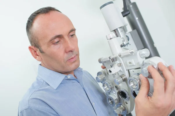 Optiker Som Installerar Utrustning — Stockfoto