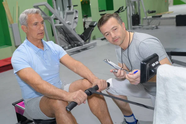 Uomo Anziano Che Lavora Palestra Con Personal Trainer — Foto Stock