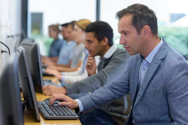 Porträtt Medarbetare Som Arbetar Bärbar Dator — Stockfoto