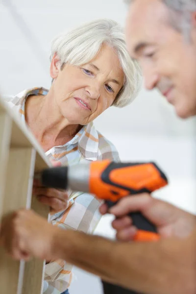 Muebles Montaje Pareja Senior Para Nieto — Foto de Stock