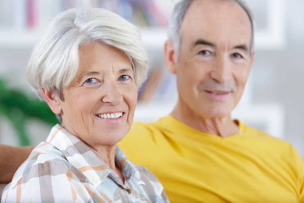 Ein Glückliches Seniorenpaar Drinnen — Stockfoto