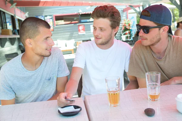 Три Молодих Чоловіки Барі Збирають Вкладку Напоїв — стокове фото