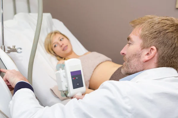 Médico Realizando Ultrassonografia Obstétrica Uma Mulher Grávida — Fotografia de Stock