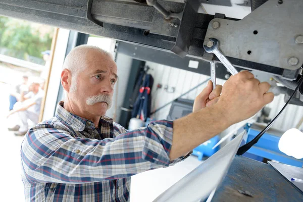 Mecánico Senior Trabajando Garaje — Foto de Stock