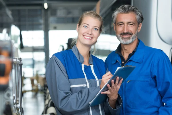 Mann Und Frau Lächeln Die Kamera — Stockfoto