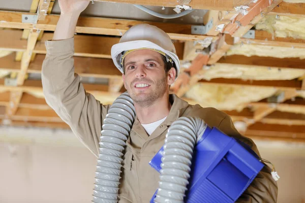 Construtor Trabalho Tubos Ventilação Casa — Fotografia de Stock