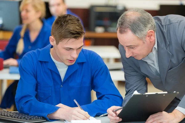 Betriebsleiter Und Ingenieur Lehrling — Stockfoto