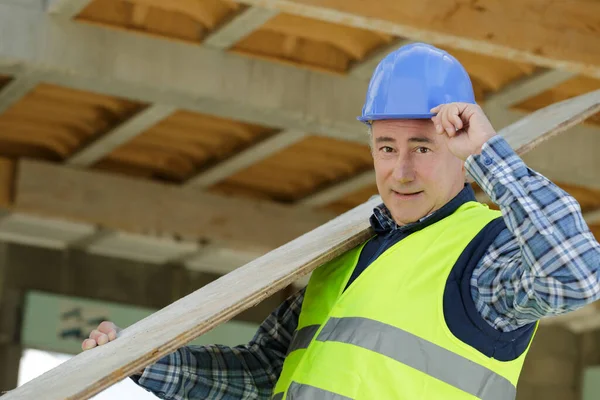 Werknemer Bij Timmermanswerkplaats Glimlachend Hout Dragend — Stockfoto