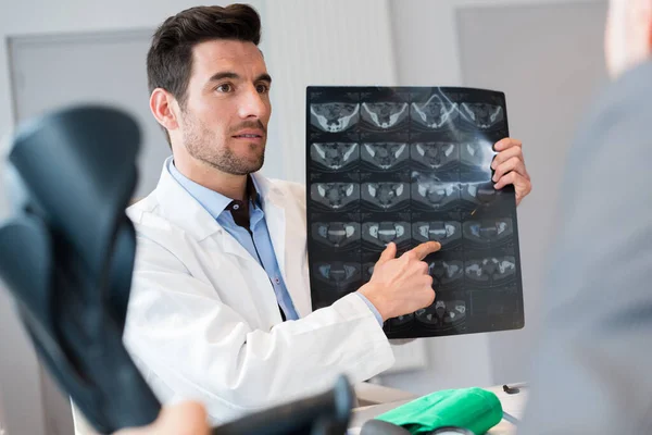 Médico Mostrando Resultados Ressonância Magnética Para Paciente Com Muletas — Fotografia de Stock