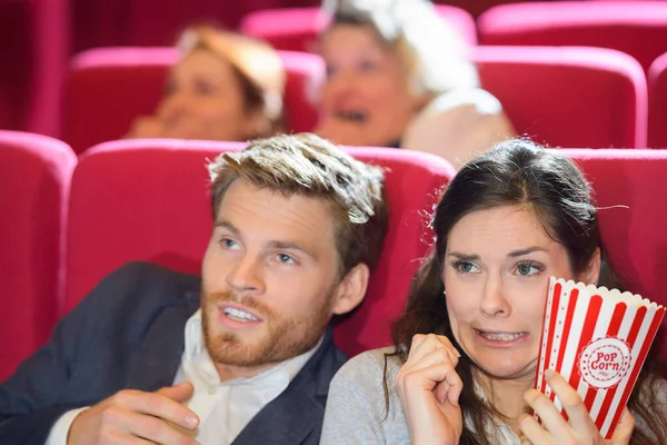 Pareja Asustada Viendo Películas Cine — Foto de Stock