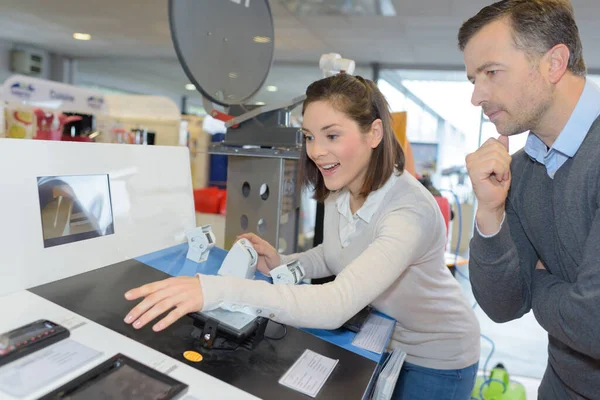 Een Paar Nieuwe Huishoudelijke Apparaten Kopen — Stockfoto