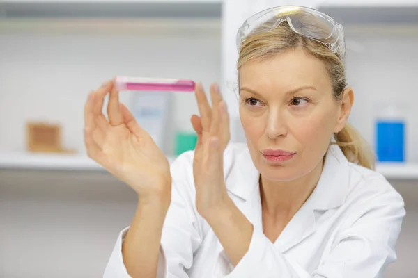 Wissenschaftlerin Der Nähe Des Reagenzglases Labor — Stockfoto