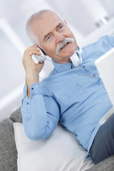 Senior Man Headphones — Stock Photo, Image