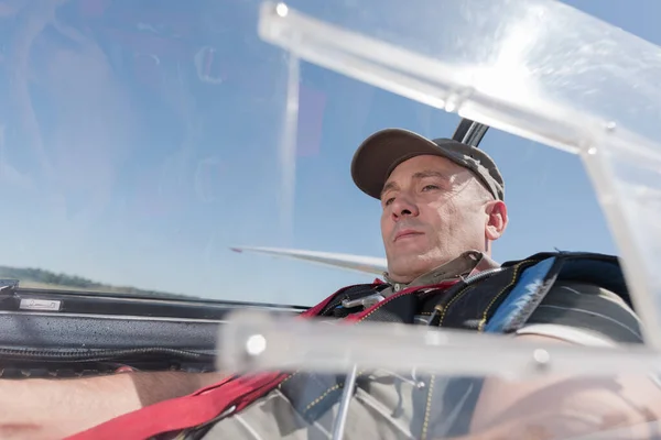 Piloto Homem Bonito Dentro Avião Motorizado Privado — Fotografia de Stock