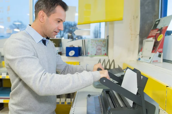 Homem Usando Uma Máquina Fax — Fotografia de Stock