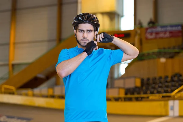 Portret Van Een Sprintende Wielrenner Zet Helm — Stockfoto