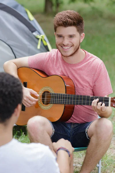 Человек Поет Играет Гитаре Пределами Палатки — стоковое фото