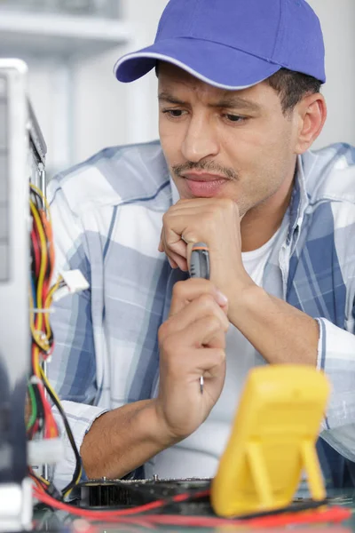 Técnico Que Utiliza Medidor Tensão — Fotografia de Stock