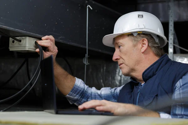 Professional Electrician Man Fixing Heavy Unit — Stock Photo, Image