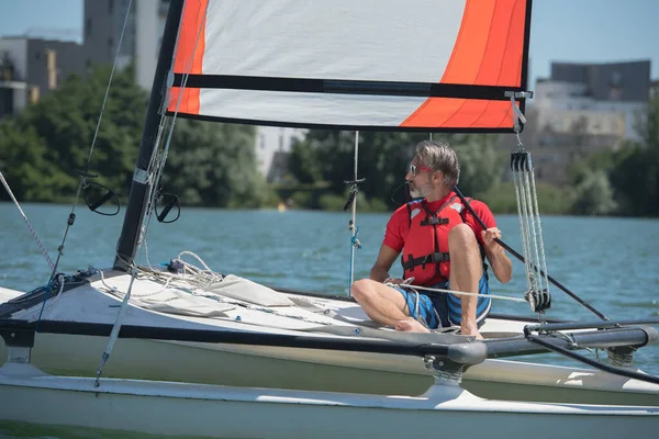 Reifer Schöner Mann Segelt Auf Einem See — Stockfoto